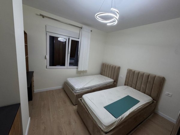 Tirane, jepet me qera apartament 2+1 , 100 m² 800 € (Komuna e parisit)