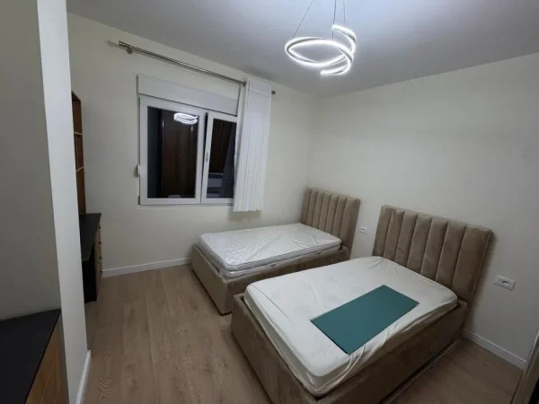 Tirane, jepet me qera apartament 2+1 , 100 m² 800 € (Komuna e parisit)