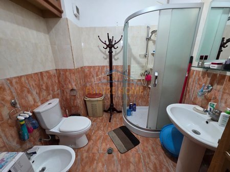 Tirane, jepet me qera apartament 2+1+Ballkon Kati 8, 400 € (rruga besim alla)