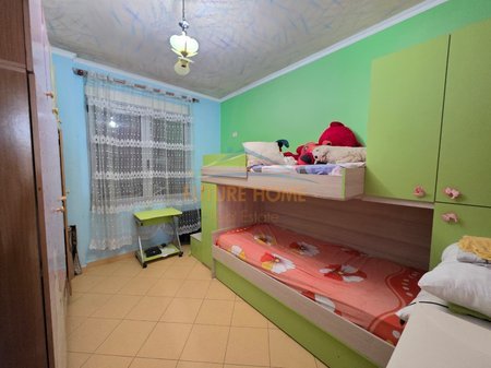 Tirane, jepet me qera apartament 2+1+Ballkon Kati 8, 400 € (rruga besim alla)