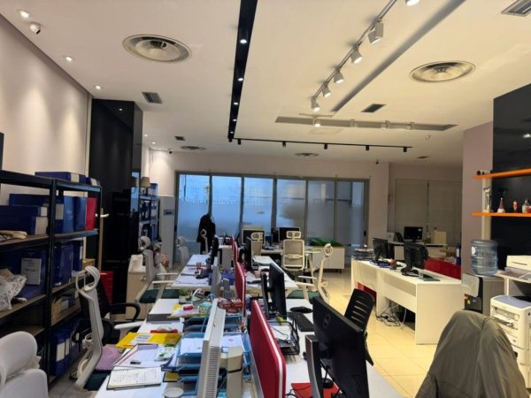 Tirane, jepet me qera zyre Kati 3, 129 m² 1.000 € (CONDOR CENTER)