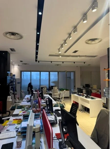 Tirane, jepet me qera zyre Kati 3, 129 m² 1.000 € (CONDOR CENTER)