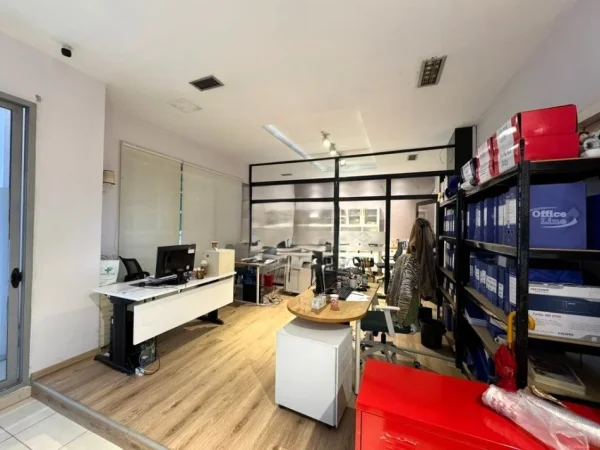 Tirane, jepet me qera zyre Kati 3, 129 m² 1.000 € (CONDOR CENTER)