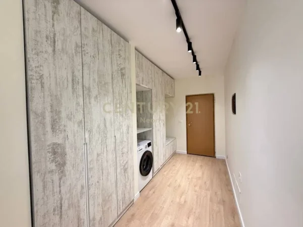 Tirane, jepet me qera apartament 2+1+Aneks+Ballkon Kati 11, 952 m² 950 € (Neom127905)