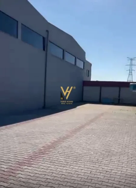 Fushe Kruje, jepet me qera magazine Kati 0, 2.500 m² 3.500 € (URA E GJOLES)