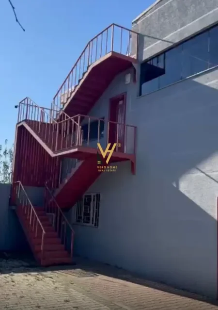 Fushe Kruje, jepet me qera magazine Kati 0, 2.500 m² 3.500 € (URA E GJOLES)