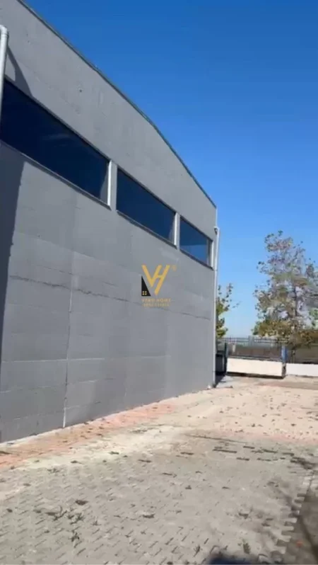 Fushe Kruje, jepet me qera magazine Kati 0, 2.500 m² 3.500 € (URA E GJOLES)