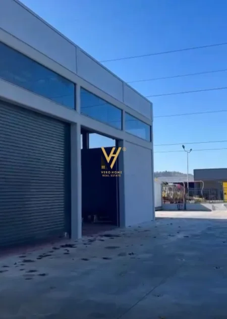 Fushe Kruje, jepet me qera magazine Kati 0, 2.500 m² 3.500 € (URA E GJOLES)