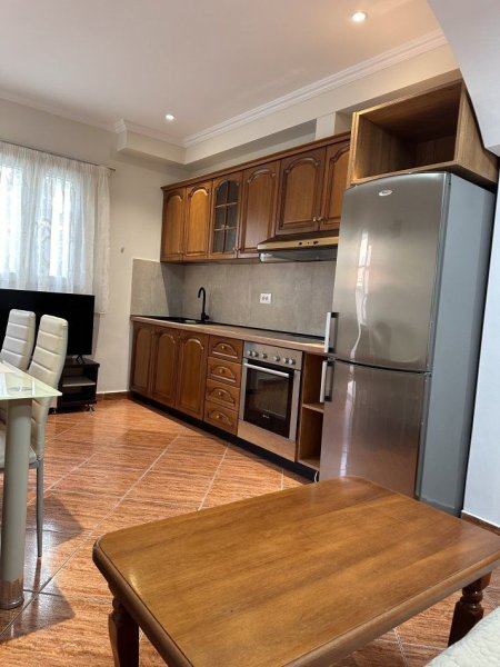 Tirane, jepet me qera apartament 1+1+Ballkon Kati 1, 60 m² 400 € (5 MAJI)