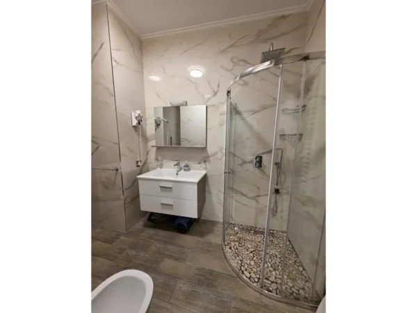 Tirane, jepet me qera apartament 2+1+Aneks+Ballkon Kati 3, 110 m² 1.400 € (rruga e kosoverve)