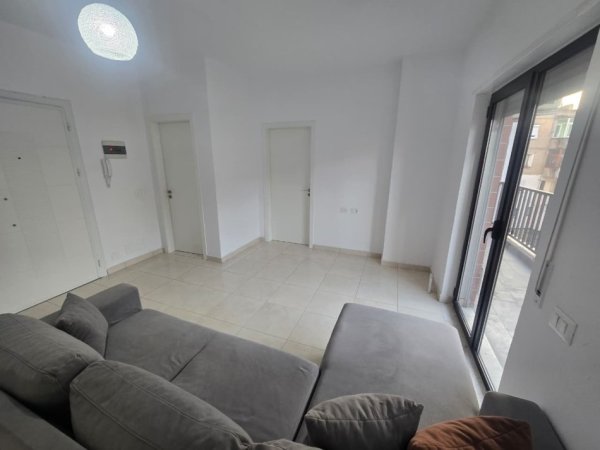 Tirane, jepet me qera apartament 1+1 , 75 m² 500 € (Selvia)