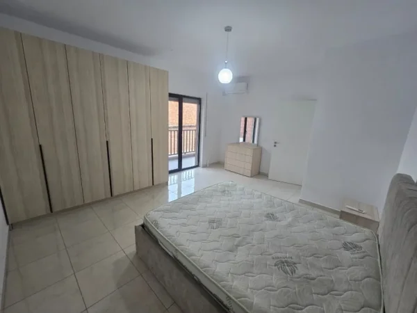 Tirane, jepet me qera apartament 1+1 , 75 m² 500 € (Selvia)