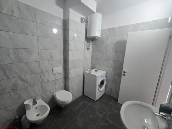 Tirane, jepet me qera apartament 1+1 , 75 m² 500 € (Selvia)