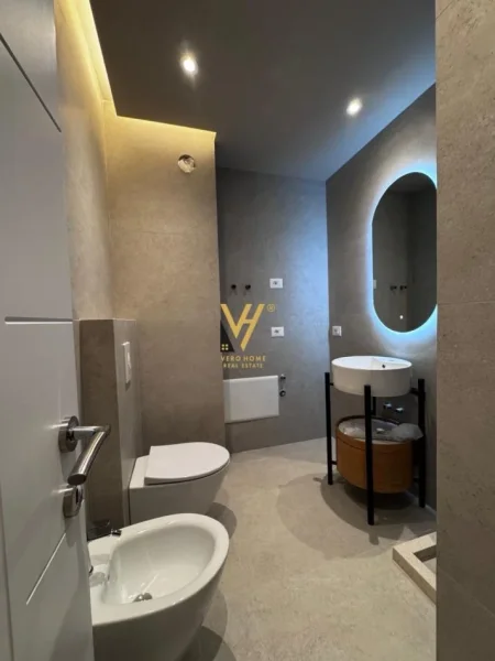 Tirane, shitet apartament 2+1+Ballkon Kati 4, 98 m² 275.000 € (KOMUNA E PARISIT)