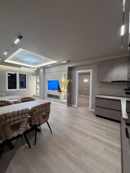 Tirane, shitet apartament 2+1+Ballkon Kati 4, 98 m² 275.000 € (KOMUNA E PARISIT)