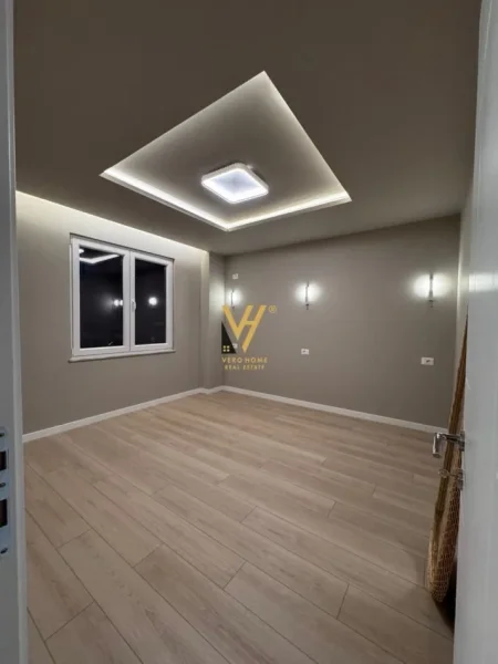 Tirane, shitet apartament 2+1+Ballkon Kati 4, 98 m² 275.000 € (KOMUNA E PARISIT)