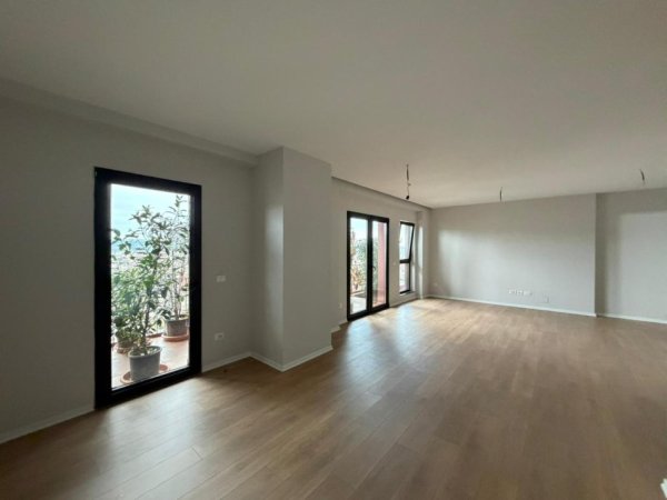 Tirane, jepet me qera ambjent biznesi Kati 6, 160 m² 2.000 € (Garden Building)