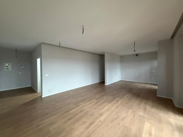 Tirane, jepet me qera ambjent biznesi Kati 6, 160 m² 2.000 € (Garden Building)