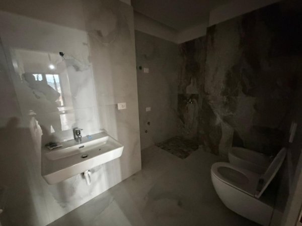 Tirane, jepet me qera ambjent biznesi Kati 6, 160 m² 2.000 € (Garden Building)