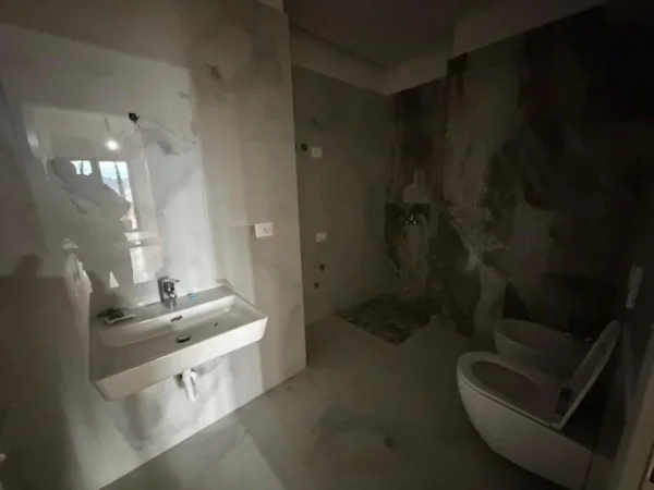 Tirane, jepet me qera ambjent biznesi Kati 6, 160 m² 2.000 € (Garden Building)