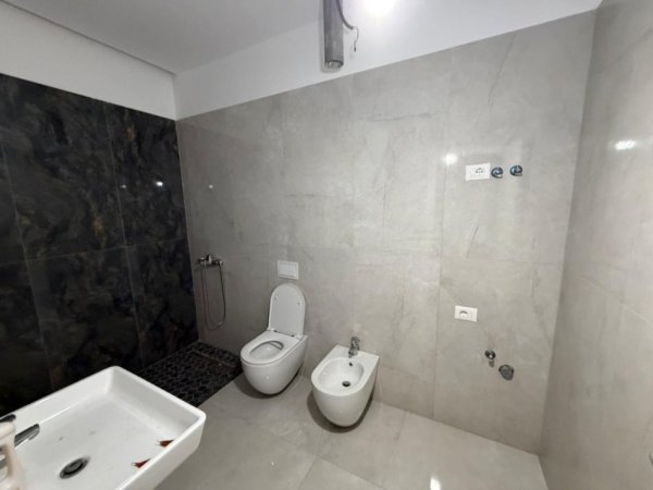 Tirane, jepet me qera ambjent biznesi Kati 6, 160 m² 2.000 € (Garden Building)