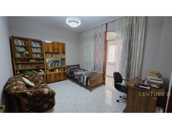 Tirane, jepet me qera apartament 3+1 Kati 3, 90 m² 650 € (Ali Demi)