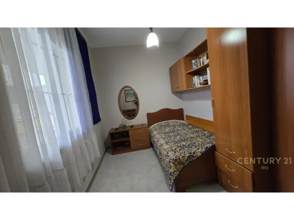 Tirane, jepet me qera apartament 3+1 Kati 3, 90 m² 650 € (Ali Demi)