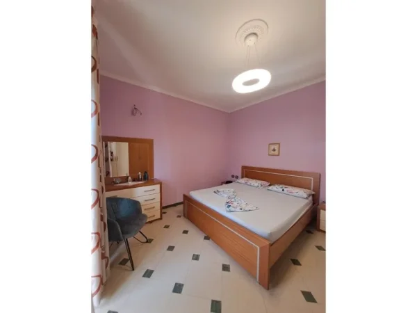 Tirane, jepet me qera apartament 2+1+Aneks+Ballkon Kati 2, 144 m² 520 € (selite)