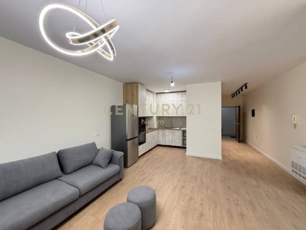 Tirane, jepet me qera apartament 2+1 Kati 8, 95 m² 950 € (komuna e parisit)