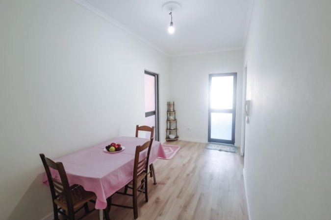 Tirane, jepet me qera apartament 1+1+Ballkon Kati 4, 70 m² 300 € (Shkoze)