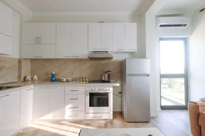 Tirane, jepet me qera apartament 1+1+Ballkon Kati 4, 70 m² 300 € (Shkoze)