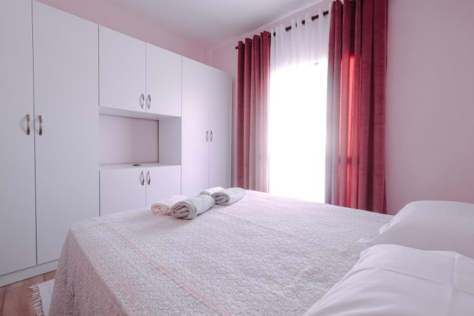 Tirane, jepet me qera apartament 1+1+Ballkon Kati 4, 70 m² 300 € (Shkoze)