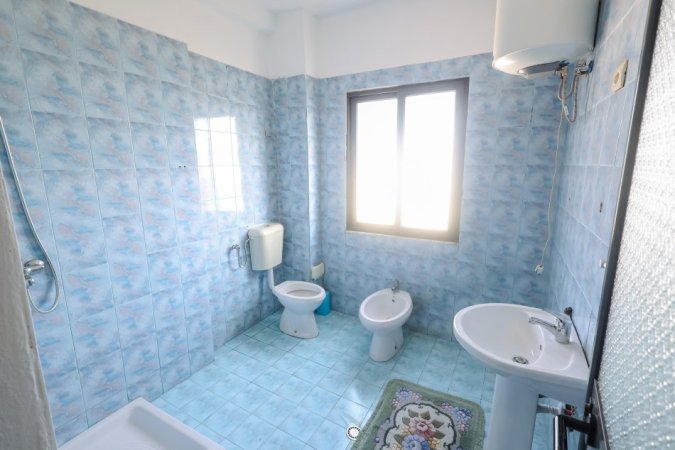 Tirane, jepet me qera apartament 1+1+Ballkon Kati 4, 70 m² 300 € (Shkoze)