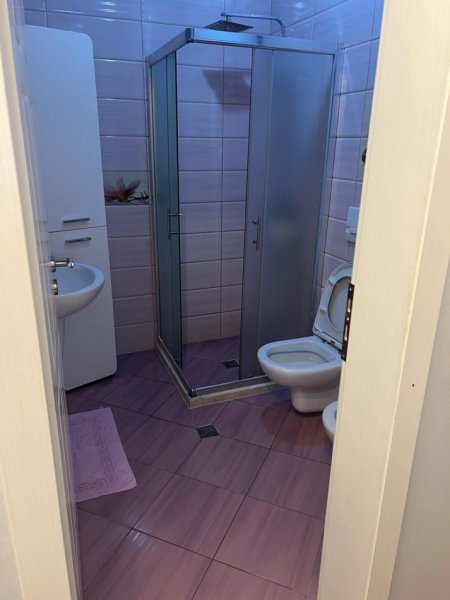 Tirane, jepet me qera apartament 1+1 Kati 6, 85 m² 500 € (PERBALLE KOMPLEKSI DELIJORGJI)