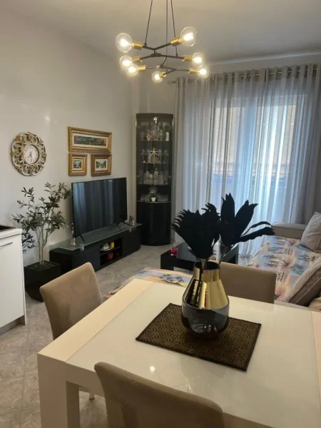 Tirane, jepet me qera apartament 1+1 Kati 6, 85 m² 500 € (PERBALLE KOMPLEKSI DELIJORGJI)