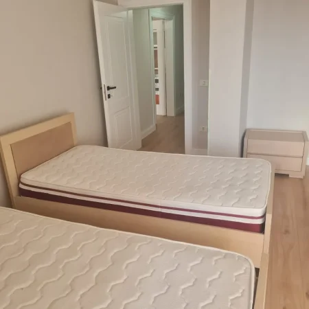Tirane, jepet me qera apartament 2+1+Ballkon Kati 7, 130 m² 800 € (Rruga Muhamet Gjollesha)