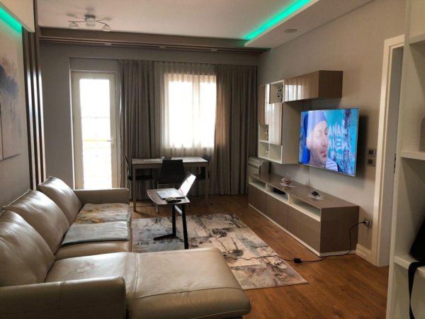 Tirane, jepet me qera apartament 1+1+Ballkon Kati 4, 75 m² 650 € (Rezidenca Alba)