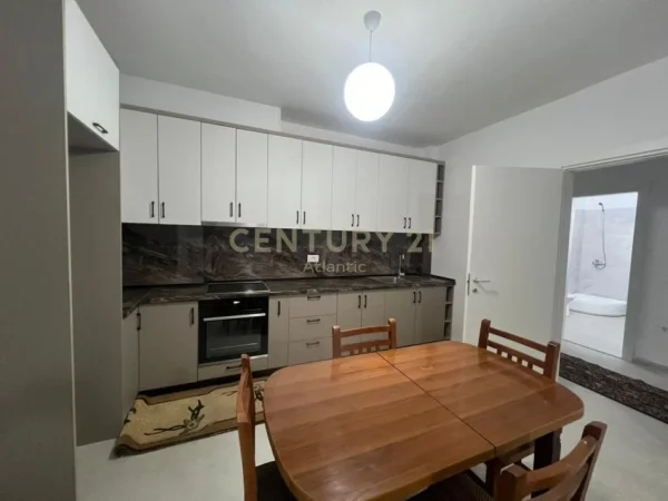 Durres, jepet me qera apartament 2+1 Kati 2, 110 m² 400 € (Durres, Ish Rajoni i Policise)