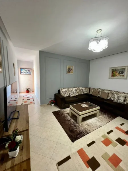 Tirane, shitet apartament 2+1+Ballkon Kati 8, 88 m² 142.000 € (YZBERISHT)