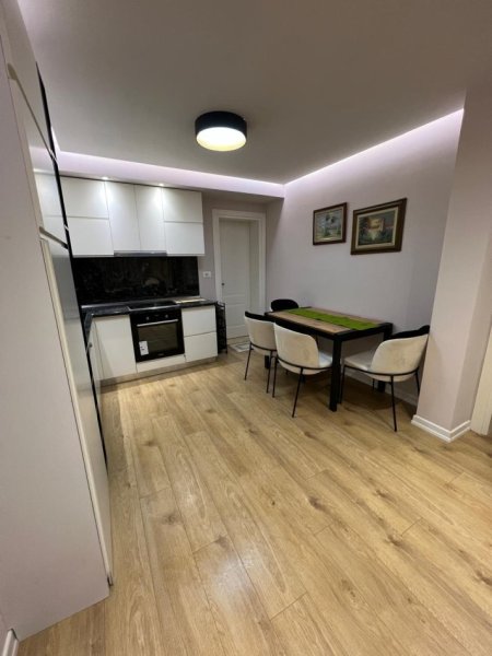 Tirane, jepet me qera apartament 2+1+Ballkon Kati 5, 90 m² 630 € (Oxhaku)