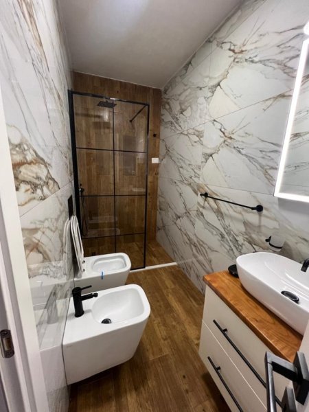 Tirane, jepet me qera apartament 2+1+Ballkon Kati 5, 90 m² 630 € (Oxhaku)