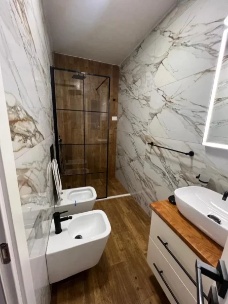 Tirane, jepet me qera apartament 2+1+Ballkon Kati 5, 90 m² 630 € (Oxhaku)