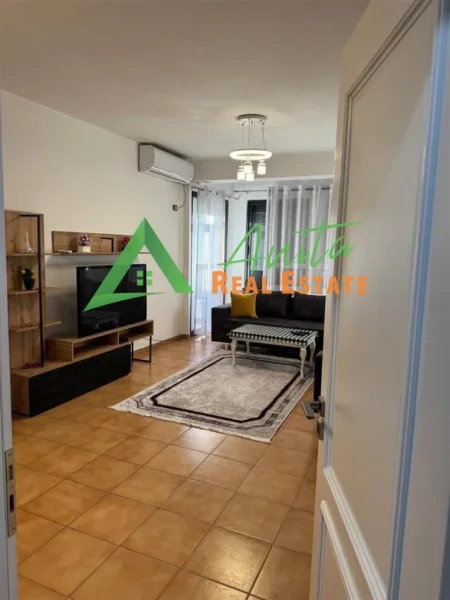 Tirane, jepet me qera apartament 2+1+Ballkon Kati 1, 90 m², 45 000 Leke (Yzberish)
