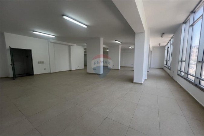 Vlore, jepet me qera ambjent biznesi Kati 2, 225 m² 850 € (TRANBALLKANIKE, VLORË)