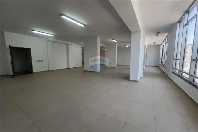 Vlore, jepet me qera ambjent biznesi Kati 2, 225 m² 850 € (TRANBALLKANIKE, VLORË)