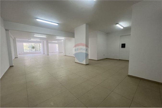 Vlore, jepet me qera ambjent biznesi Kati 2, 225 m² 850 € (TRANBALLKANIKE, VLORË)