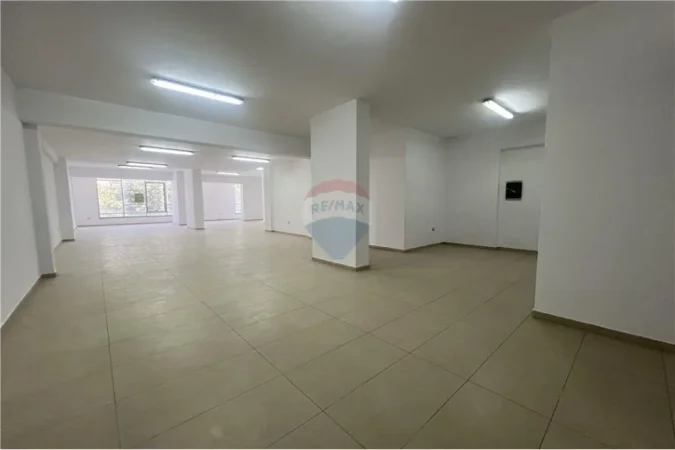 Vlore, jepet me qera ambjent biznesi Kati 2, 225 m² 850 € (TRANBALLKANIKE, VLORË)