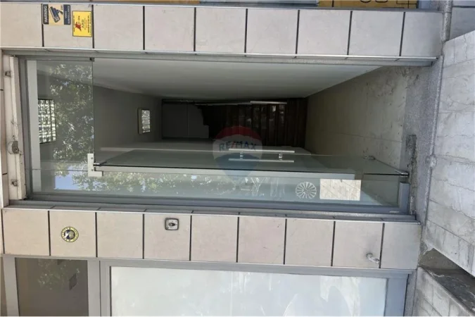 Vlore, jepet me qera ambjent biznesi Kati 2, 225 m² 850 € (TRANBALLKANIKE, VLORË)