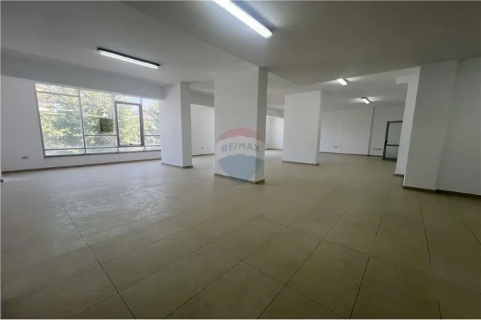 Vlore, jepet me qera ambjent biznesi Kati 2, 225 m² 850 € (TRANBALLKANIKE, VLORË)