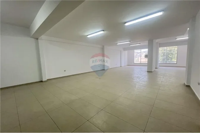 Vlore, jepet me qera ambjent biznesi Kati 2, 225 m² 850 € (TRANBALLKANIKE, VLORË)